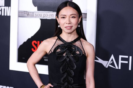 Téléchargez les photos : Angela Yeoh arrive au 2022 AFI Fest - Special Screening Of Universal Pictures '' She Said 'qui a eu lieu au TCL Chinese Theatre IMAX le 4 novembre 2022 à Hollywood, Los Angeles, Californie, États-Unis. - en image libre de droit