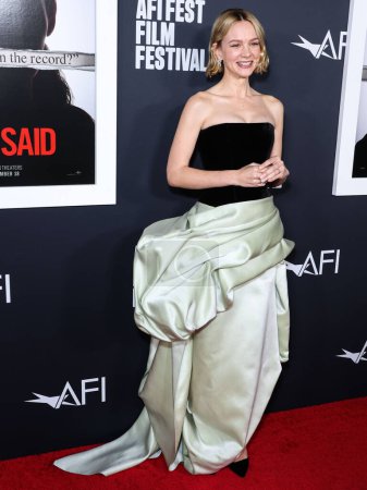 Foto de La actriz inglesa Carey Mulligan llega al AFI Fest 2022 - Proyección especial de 'She Said' de Universal Pictures celebrada en el TCL Chinese Theatre IMAX el 4 de noviembre de 2022 en Hollywood, Los Ángeles, California, Estados Unidos. - Imagen libre de derechos