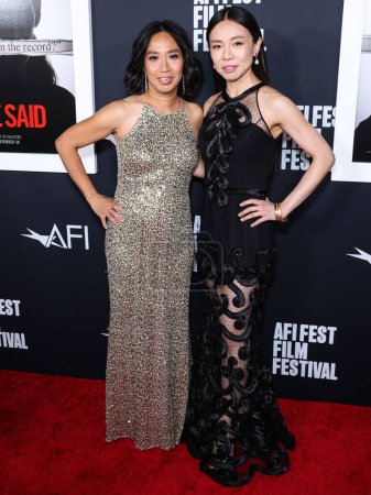 Foto de Rowena Chiu y Angela Yeoh llegan al AFI Fest 2022 - Proyección especial de 'She Said' de Universal Pictures celebrada en el TCL Chinese Theatre IMAX el 4 de noviembre de 2022 en Hollywood, Los Ángeles, California, Estados Unidos. - Imagen libre de derechos