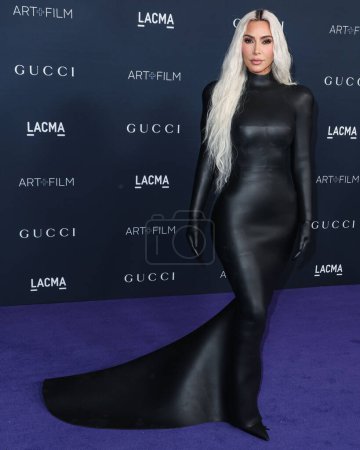 Foto de La personalidad de los medios de comunicación estadounidenses, la socialita y empresaria Kim Kardashian vestida con Balenciaga llega a la 11ª Gala Anual de Arte + Cine LACMA 2022 presentada por Gucci celebrada en el Museo de Arte del Condado de Los Ángeles el 5 de noviembre de 2022 en Los Ángeles, EE.UU. - Imagen libre de derechos
