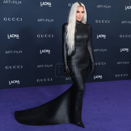 Foto de La personalidad de los medios de comunicación estadounidenses, la socialita y empresaria Kim Kardashian vestida con Balenciaga llega a la 11ª Gala Anual de Arte + Cine LACMA 2022 presentada por Gucci celebrada en el Museo de Arte del Condado de Los Ángeles el 5 de noviembre de 2022 en Los Ángeles, EE.UU. - Imagen libre de derechos