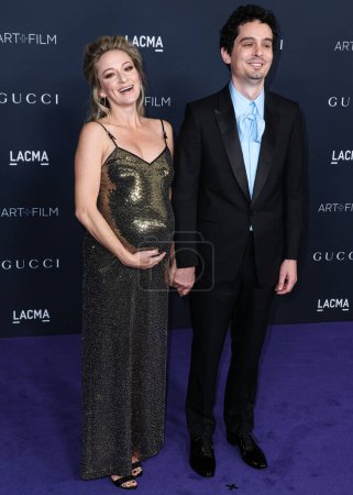 Téléchargez les photos : Olivia Hamilton et son mari Damien Chazelle arrivent à la 11e édition du LACMA Art + Film Gala 2022 présenté par Gucci au Los Angeles County Museum of Art le 5 novembre 2022 à Los Angeles, Californie, États-Unis. - en image libre de droit