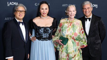 Photo for Park Chan-wook, Eva Chow, Helen Pashgian and Michael Govan arrive at the 11th Annual LACMA Art + Film Gala 2022 presented by Gucci held at the Los Angeles County Museum of Art on November 5, 2022 in Los Angeles, California, United States. - Royalty Free Image