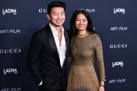 Foto de Simu Liu y Chloe Zhao llegan a la 11ª Gala Anual de Arte + Cine LACMA 2022 presentada por Gucci celebrada en el Museo de Arte del Condado de Los Ángeles el 5 de noviembre de 2022 en Los Ángeles, California, Estados Unidos. - Imagen libre de derechos