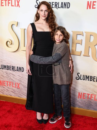 Photo pour L'actrice américaine Amanda Righetti et son fils Knox Allen arrivent à la première de "Slumberland" de Netflix à l'AMC Century City 15 à Westfield Century City le 9 novembre 2022 à Century City, Los Angeles, Californie, États-Unis. - image libre de droit