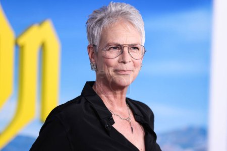 Photo for American actress Jamie Lee Curtis arrives at the Los Angeles Premiere Of Netflix's 'Glass Onion: A Knives Out Mystery' held at the Academy Museum of Motion Pictures on November 14, 2022 in Los Angeles, California, United States. - Royalty Free Image