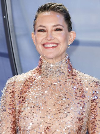 Photo for American actress Kate Hudson wearing Elie Saab FW22 Couture arrives at the Los Angeles Premiere Of Netflix's 'Glass Onion: A Knives Out Mystery' held at the Academy Museum of Motion Pictures on November 14, 2022 in Los Angeles, California - Royalty Free Image