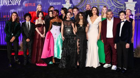 Foto de Actors at the World Premiere Of Netflix's 'Wednesday' Season 1 held at Hollywood Legion Theater on November 16, 2022 in Hollywood, Los Angeles, California, United States. - Imagen libre de derechos