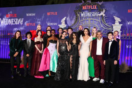 Foto de Actors at the World Premiere Of Netflix's 'Wednesday' Season 1 held at Hollywood Legion Theater on November 16, 2022 in Hollywood, Los Angeles, California, United States. - Imagen libre de derechos