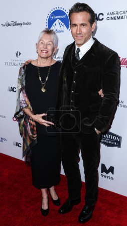 Foto de Tammy Reynolds y su hijo / actor canadiense-estadounidense Ryan Reynolds llegan a los 36º Premios Anuales de Cine Americano en honor a Ryan Reynolds celebrados en The Beverly Hilton Hotel el 17 de noviembre de 2022 en Beverly Hills, Los Ángeles, California, Estados Unidos. - Imagen libre de derechos