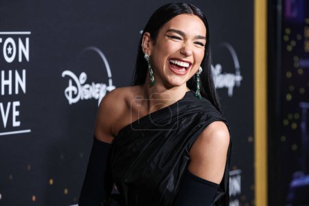 Photo for English singer and songwriter Dua Lipa arrives at Disney+'s 'Elton John Live: Farewell From Dodger Stadium' Yellow Brick Road Event held at Dodger Stadium on November 20, 2022 in Elysian Park, Los Angeles, California, United States. - Royalty Free Image