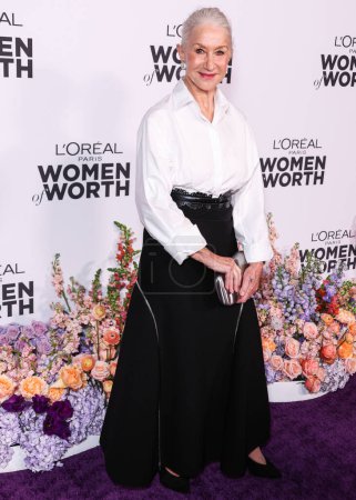 Téléchargez les photos : L'actrice anglaise Helen Mirren arrive à l'Oréal Paris 'Women Of Worth Celebration 2022 qui s'est tenue à l'Ebell de Los Angeles le 1er décembre 2022 à Los Angeles, Californie, États-Unis. - en image libre de droit