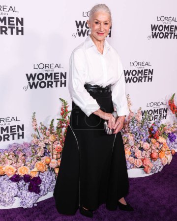 Téléchargez les photos : L'actrice anglaise Helen Mirren arrive à l'Oréal Paris 'Women Of Worth Celebration 2022 qui s'est tenue à l'Ebell de Los Angeles le 1er décembre 2022 à Los Angeles, Californie, États-Unis. - en image libre de droit