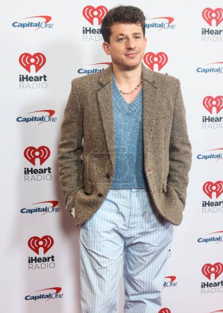 Foto de El cantante y compositor estadounidense Charlie Puth llega al 2022 iHeartRadio Z100 New York Jingle Ball celebrado en Madison Square Garden el 9 de diciembre de 2022 en Manhattan, Nueva York, Nueva York, Estados Unidos. - Imagen libre de derechos