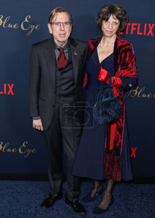 Téléchargez les photos : L'acteur anglais Timothy Spall et sa femme Shane Spall arrivent à la première de "The Pale Blue Eye" de Netflix à Los Angeles le 14 décembre 2022 à Los Angeles, Californie, États-Unis - en image libre de droit