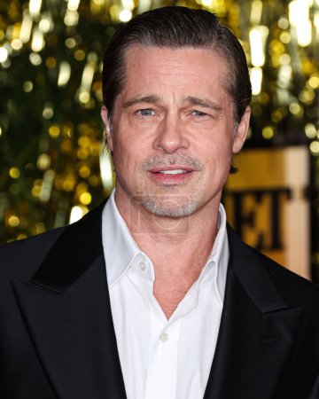 Foto de El actor estadounidense Brad Pitt vistiendo a Tom Ford llega al estreno mundial de Paramount Pictures 'Babylon' celebrado en el Academy Museum of Motion Pictures el 15 de diciembre de 2022 en Los Ángeles, California, Estados Unidos. - Imagen libre de derechos
