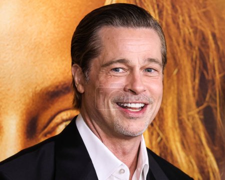 Foto de El actor estadounidense Brad Pitt vistiendo a Tom Ford llega al estreno mundial de Paramount Pictures 'Babylon' celebrado en el Academy Museum of Motion Pictures el 15 de diciembre de 2022 en Los Ángeles, California, Estados Unidos. - Imagen libre de derechos