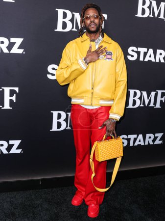Foto de American rapper 2 Chainz (Tauheed K. Epps) arrives at the Los Angeles Premiere Of STARZ' 'BMF' (Black Mafia Family) Season 2 held at the TCL Chinese Theatre IMAX on January 5, 2023 in Hollywood, Los Angeles, California, United States. - Imagen libre de derechos