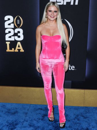 Foto de Deb Chubb arrives at ESPN And CFP's Allstate Party At The Playoff Event 2023 held at The Majestic Downtown on January 7, 2023 in Los Angeles, California, United States. - Imagen libre de derechos