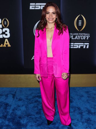 Foto de Elle Duncan arrives at ESPN And CFP's Allstate Party At The Playoff Event 2023 held at The Majestic Downtown on January 7, 2023 in Los Angeles, California, United States - Imagen libre de derechos