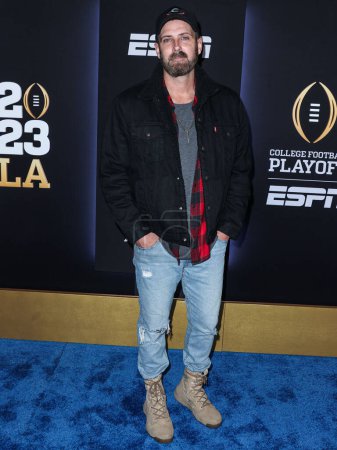 Foto de Graham Bunn arrives at ESPN And CFP's Allstate Party At The Playoff Event 2023 held at The Majestic Downtown on January 7, 2023 in Los Angeles, California, United States. - Imagen libre de derechos