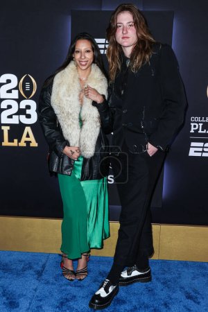Foto de Nicole Villamil and Sedona Prince arrive at ESPN And CFP's Allstate Party At The Playoff Event 2023 held at The Majestic Downtown on January 7, 2023 in Los Angeles, California, United States. - Imagen libre de derechos