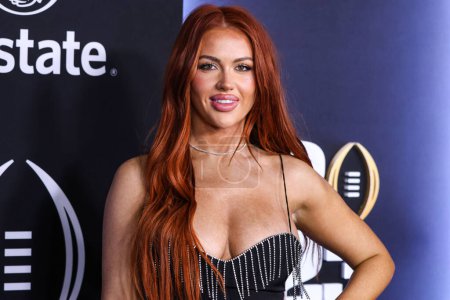 Foto de Sydney Paight arrives at ESPN And CFP's Allstate Party At The Playoff Event 2023 held at The Majestic Downtown on January 7, 2023 in Los Angeles, California, United States. - Imagen libre de derechos
