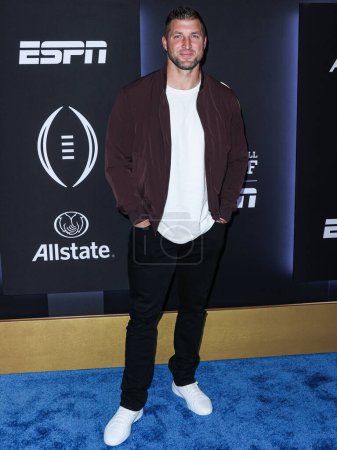Foto de American football player Tim Tebow arrives at ESPN And CFP's Allstate Party At The Playoff Event 2023 held at The Majestic Downtown on January 7, 2023 in Los Angeles, California, United States. - Imagen libre de derechos
