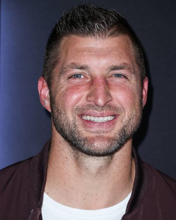 Foto de American football player Tim Tebow arrives at ESPN And CFP's Allstate Party At The Playoff Event 2023 held at The Majestic Downtown on January 7, 2023 in Los Angeles, California, United States. - Imagen libre de derechos