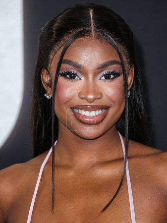 Téléchargez les photos : American singer and actress Coco Jones arrives at the Los Angeles Premiere Of Netflix's 'You People' held at the Regency Village Theatre on January 17, 2023 in Westwood, Los Angeles, California, United States. - en image libre de droit