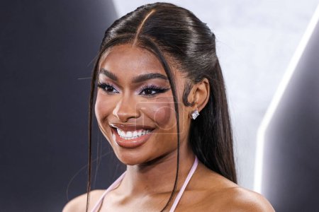 Foto de American singer and actress Coco Jones arrives at the Los Angeles Premiere Of Netflix's 'You People' held at the Regency Village Theatre on January 17, 2023 in Westwood, Los Angeles, California, United States. - Imagen libre de derechos