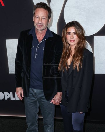 Foto de David Duchovny and girlfriend Monique Pendleberry arrive at the Los Angeles Premiere Of Netflix's 'You People' held at the Regency Village Theatre on January 17, 2023 in Westwood, Los Angeles, California, United States. - Imagen libre de derechos