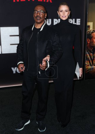Foto de Eddie Murphy and girlfriend Paige Butcher arrive at the Los Angeles Premiere Of Netflix's 'You People' held at the Regency Village Theatre on January 17, 2023 in Westwood, Los Angeles, California, United States. - Imagen libre de derechos