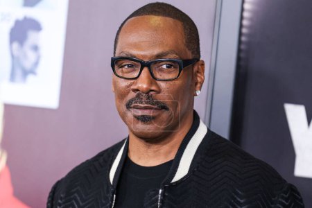 Foto de American actor, comedian, writer, producer and singer Eddie Murphy arrives at the Los Angeles Premiere Of Netflix's 'You People' held at the Regency Village Theatre on January 17, 2023 in Westwood, Los Angeles, California, United States. - Imagen libre de derechos