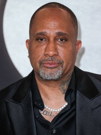 Foto de American film and television writer, producer, director and actor Kenya Barris arrives at the Los Angeles Premiere Of Netflix's 'You People' held at the Regency Village Theatre on January 17, 2023 in Westwood, Los Angeles, California, United States. - Imagen libre de derechos