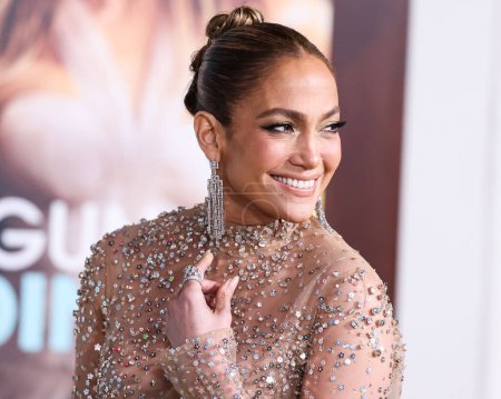 Foto de Jennifer Lopez (J.Lo) wearing a Valentino sheer dress arrives at the Los Angeles Premiere Of Amazon Prime Video's 'Shotgun Wedding' held at the TCL Chinese Theatre IMAX on January 18, 2023 in Hollywood, Los Angeles - Imagen libre de derechos