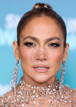 Téléchargez les photos : Jennifer Lopez (J.Lo) wearing a Valentino sheer dress arrives at the Los Angeles Premiere Of Amazon Prime Video's 'Shotgun Wedding' held at the TCL Chinese Theatre IMAX on January 18, 2023 in Hollywood, Los Angeles - en image libre de droit
