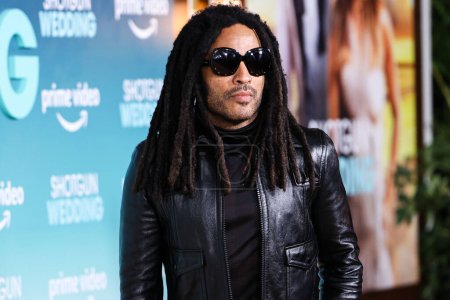 Foto de American singer-songwriter Lenny Kravitz arrives at the Los Angeles Premiere Of Amazon Prime Video's 'Shotgun Wedding' held at the TCL Chinese Theatre IMAX on January 18, 2023 in Hollywood, Los Angeles, California, United States. - Imagen libre de derechos