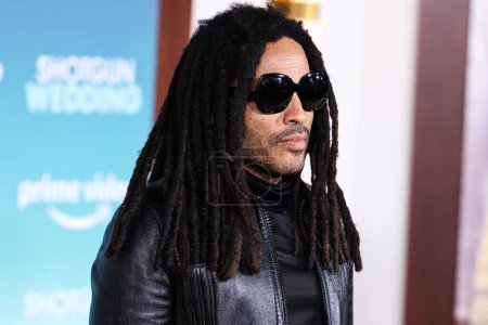 Téléchargez les photos : American singer-songwriter Lenny Kravitz arrives at the Los Angeles Premiere Of Amazon Prime Video's 'Shotgun Wedding' held at the TCL Chinese Theatre IMAX on January 18, 2023 in Hollywood, Los Angeles, California, United States. - en image libre de droit