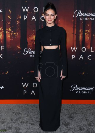 Téléchargez les photos : Hollie Bahar arrives at the Los Angeles Premiere Of Paramount+'s 'Wolf Pack' Season 1 held at the Harmony Gold Theater on January 19, 2023 in Los Angeles, California, United States. - en image libre de droit
