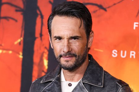 Téléchargez les photos : Brazilian actor Rodrigo Santoro wearing Golden Goose arrives at the Los Angeles Premiere Of Paramount+'s 'Wolf Pack' Season 1 held at the Harmony Gold Theater on January 19, 2023 in Los Angeles, California, United States. - en image libre de droit