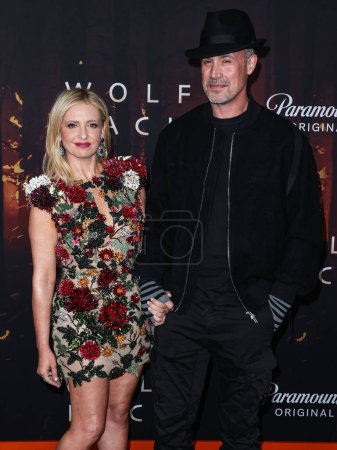 Foto de Sarah Michelle Gellar  and husband/American actor Freddie Prinze Jr. arrive at the Los Angeles Premiere Of Paramount+'s 'Wolf Pack' Season 1 held at the Harmony Gold Theater  on January 19, 2023 in Los Angeles - Imagen libre de derechos