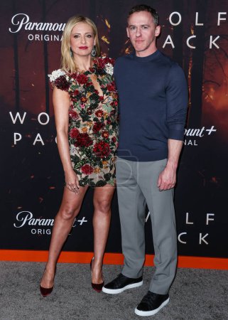 Foto de Sarah Michelle Gellar  and American writer and television producer Jeff Davis arrive at the Los Angeles Premiere Of Paramount+'s 'Wolf Pack' Season 1 held at the Harmony Gold theater  on January 19, 2023 in Los Angeles - Imagen libre de derechos