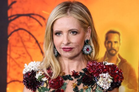 Téléchargez les photos : American actress Sarah Michelle Gellar wearing an Oscar de la Renta dress and Amrapali London jewelry arrives at the Los Angeles Premiere Of Paramount+'s 'Wolf Pack' Season 1 held at the Harmony Gold Theater on January 19, 2023 in Los Angeles - en image libre de droit