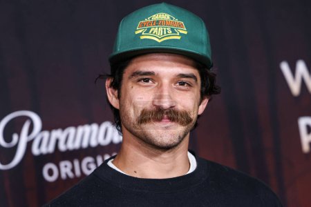 Téléchargez les photos : American actor and musician Tyler Posey arrives at the Los Angeles Premiere Of Paramount+'s 'Wolf Pack' Season 1 held at the Harmony Gold Theater on January 19, 2023 in Los Angeles, California, United States. - en image libre de droit