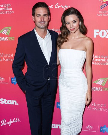 Foto de American businessman, co-founder and CEO of Snap Inc. Evan Spiegel and wife/Australian model and businesswoman Miranda Kerr arrive at the GDay USA Arts Gala 2023 held at the Skirball Cultural Center on January 28, 2023 in Los Angeles, California, USA - Imagen libre de derechos