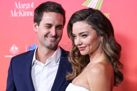 Foto de American businessman, co-founder and CEO of Snap Inc. Evan Spiegel and wife/Australian model and businesswoman Miranda Kerr arrive at the GDay USA Arts Gala 2023 held at the Skirball Cultural Center on January 28, 2023 in Los Angeles, California, USA - Imagen libre de derechos