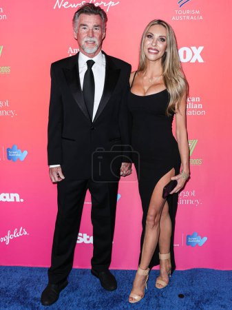 Foto de John Easterling and Chloe Lattanzi arrive at the GDay USA Arts Gala 2023 held at the Skirball Cultural Center on January 28, 2023 in Los Angeles, California, United States. - Imagen libre de derechos