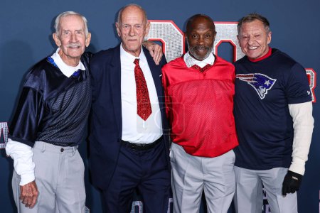 Foto de Bill Lyons, Robert Reeves, Jessay Martin and Michael Mick Peterson arrive at the Los Angeles Premiere Screening Of Paramount Pictures' '80 For Brady' held at the Regency Village Theatre on January 31, 2023 in Westwood, Los Angeles, California, USA - Imagen libre de derechos