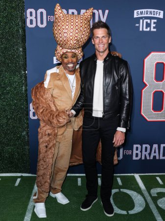 Foto de Billy Porter and Tom Brady arrive at the Los Angeles Premiere Screening Of Paramount Pictures' '80 For Brady' held at the Regency Village Theatre on January 31, 2023 in Westwood, Los Angeles, California, United States. - Imagen libre de derechos